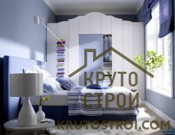 Светлый шкаф-купе в маленькой спальне визуально расширяет пространство